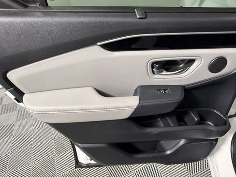 Used 2025 Honda Pilot Touring image 37