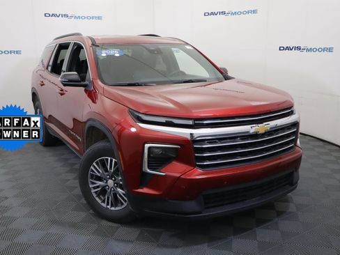 Used 2025 Chevrolet Traverse LT w/ Driver Confidence Package FWD image 2
