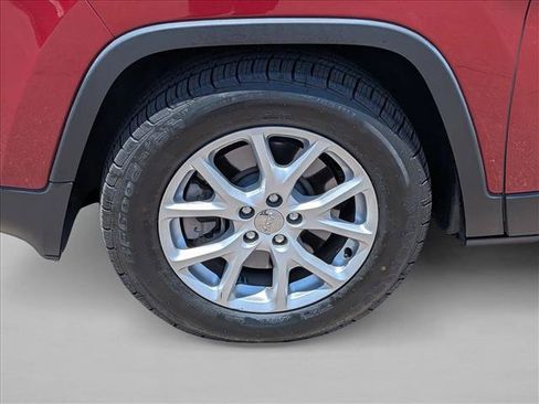 Used 2017 Jeep Cherokee Latitude w/ Comfort/Convenience Group FWD image 28