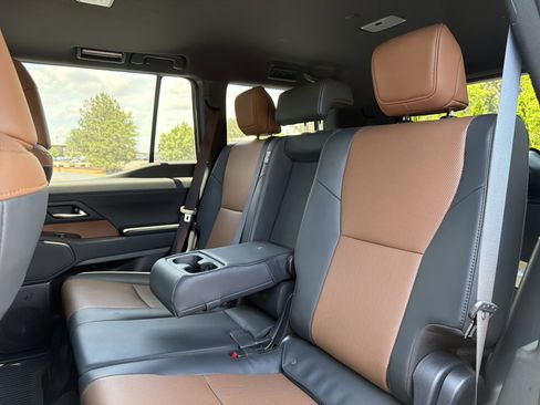 Used 2025 Lexus GX 550 w/ Accessory Package (2T) AWD/4WD image 10