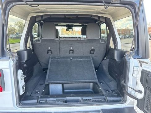 Used 2025 Jeep Wrangler Unlimited Rubicon AWD/4WD image 9