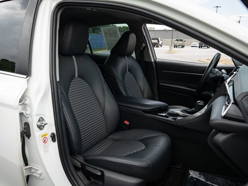 Used 2018 Toyota Camry SE FWD image 21