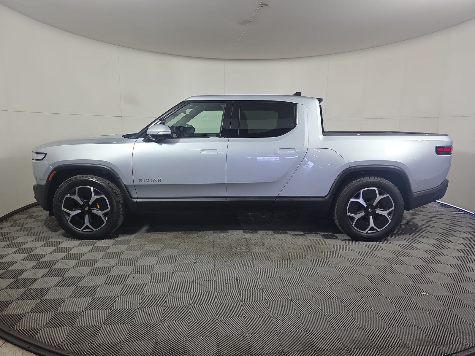 Used 2022 Rivian R1T Adventure AWD/4WD image 2