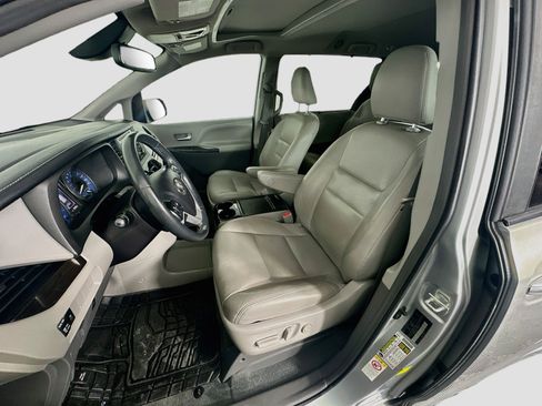 Used 2019 Toyota Sienna XLE FWD image 13