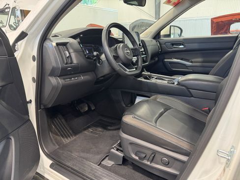 Used 2023 Nissan Pathfinder SL w/ SL Premium Package AWD/4WD image 12