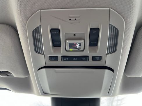 Used 2020 Toyota Highlander XLE image 28