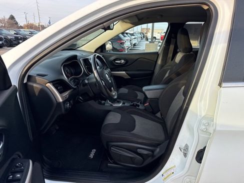 Used 2018 Jeep Cherokee Latitude w/ Cold Weather Group image 12