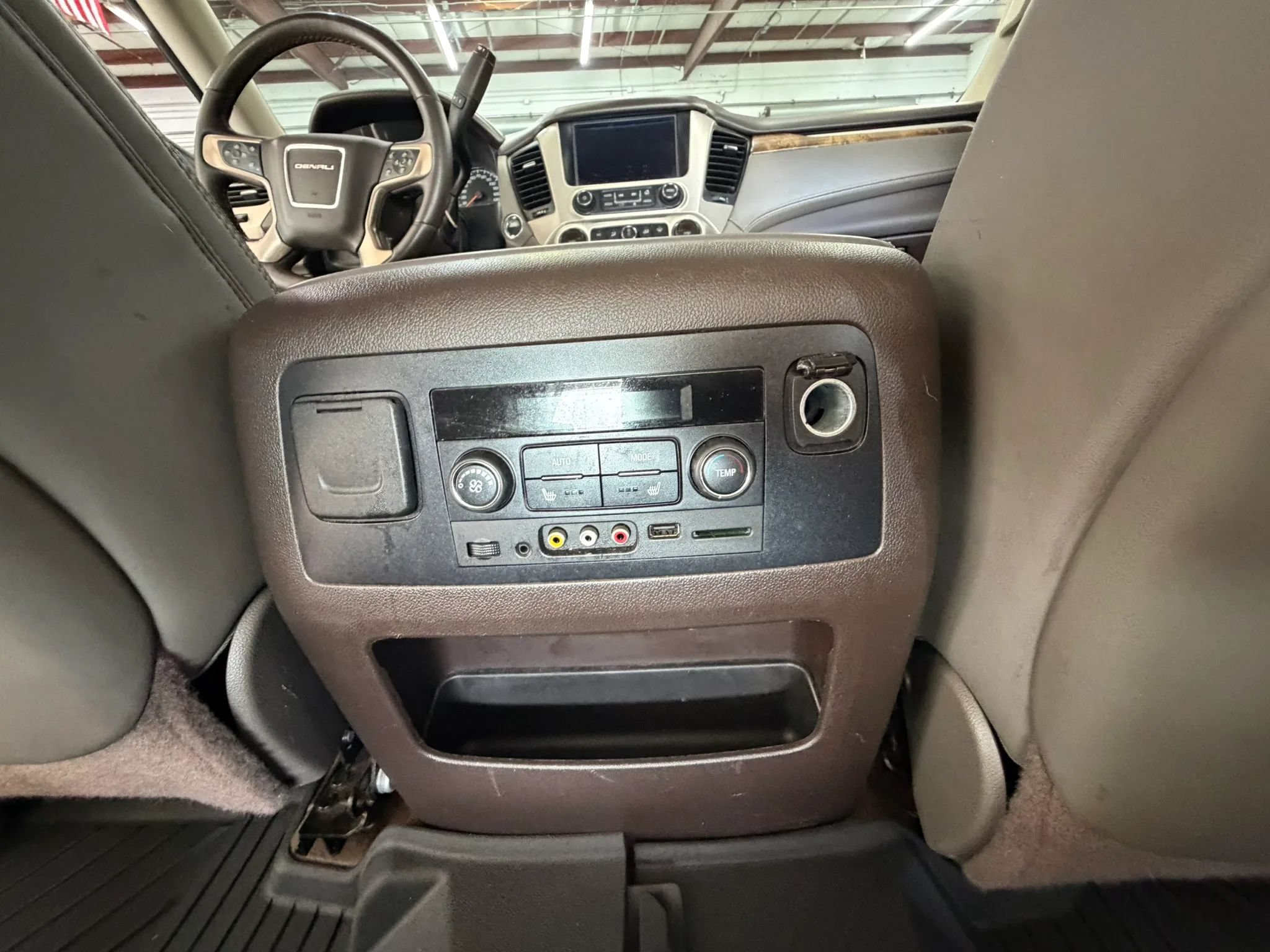 Used 2015 GMC Yukon Denali w/ Touring Package AWD/4WD image 36