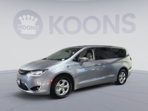 Used 2017 Chrysler Pacifica Touring Plus image 5