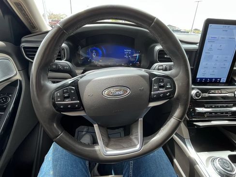 Used 2023 Ford Explorer Platinum w/ Technology Package AWD/4WD image 30