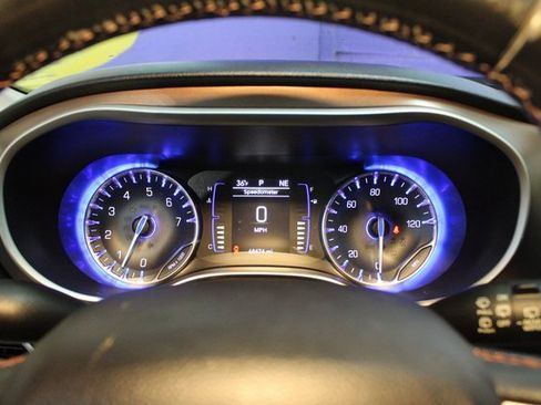 Used 2018 Chrysler Pacifica Touring-L image 18