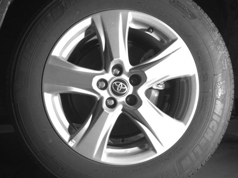 Used 2025 Toyota Highlander LE FWD image 17