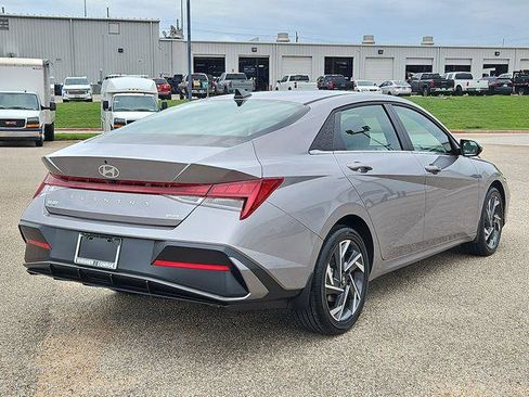 New 2025 Hyundai Elantra Limited FWD image 5