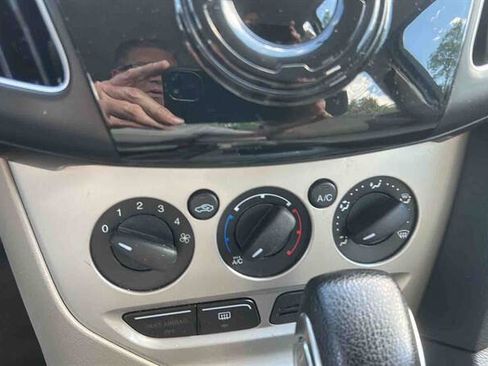 Used 2014 Ford Focus SE FWD image 16