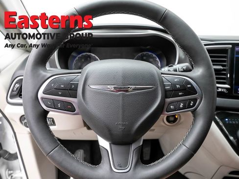 Used 2023 Chrysler Pacifica Touring-L FWD image 10