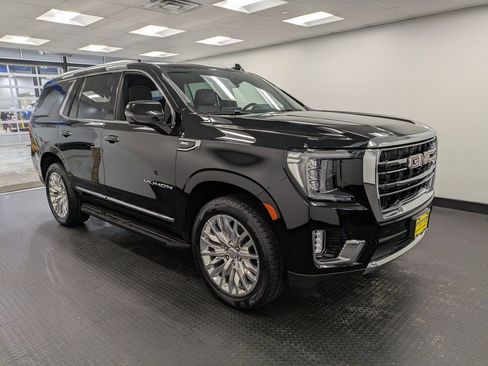 Used 2023 GMC Yukon SLT w/ SLT Luxury Package image 3