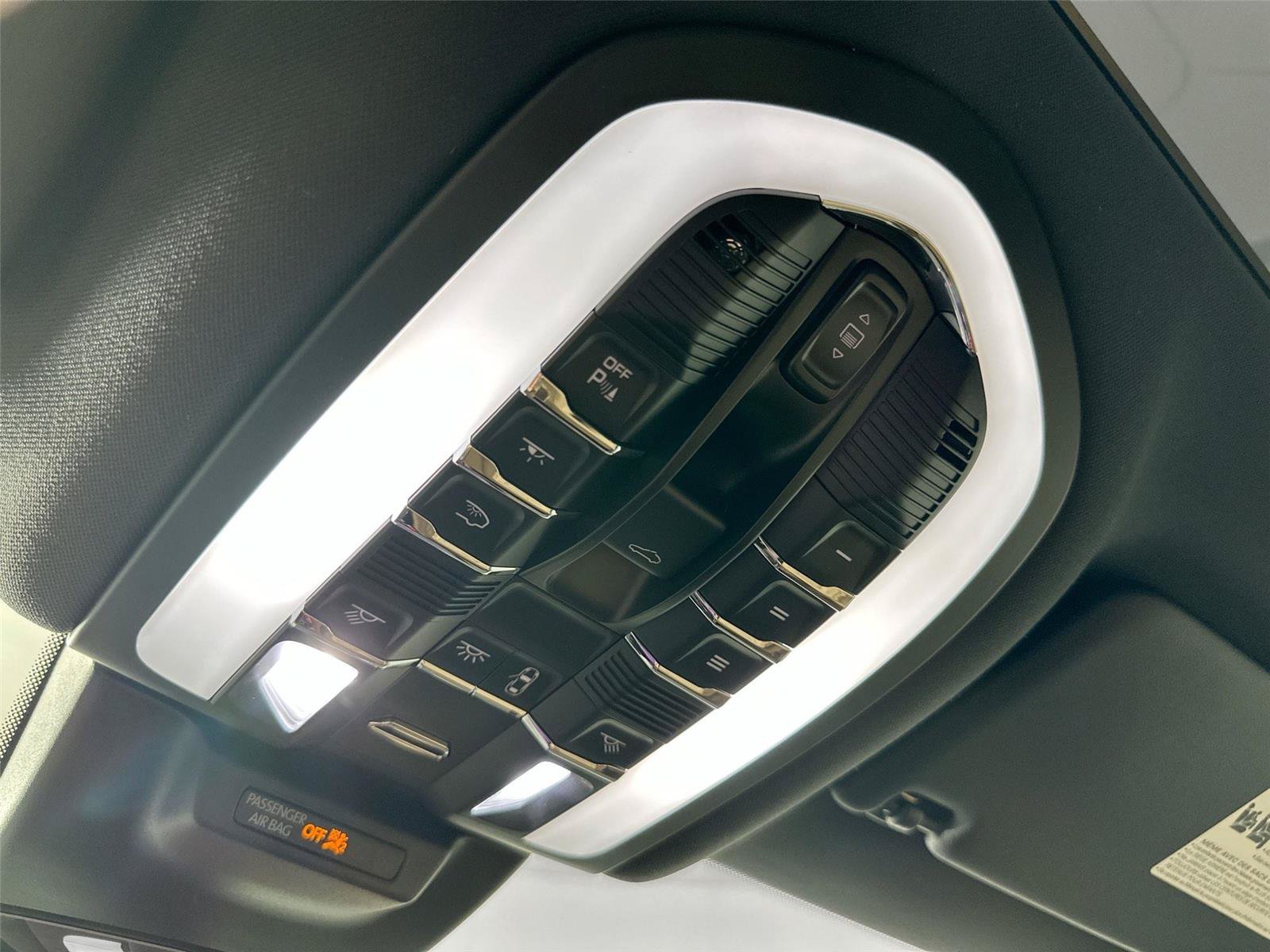 Certified 2024 Porsche Macan AWD/4WD image 26