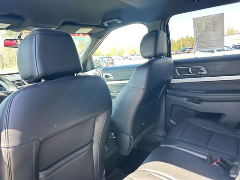 Used 2017 Ford Explorer XLT w/ XLT Technology Feature Bundle AWD/4WD image 12