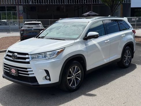 Used 2019 Toyota Highlander XLE AWD/4WD image 4