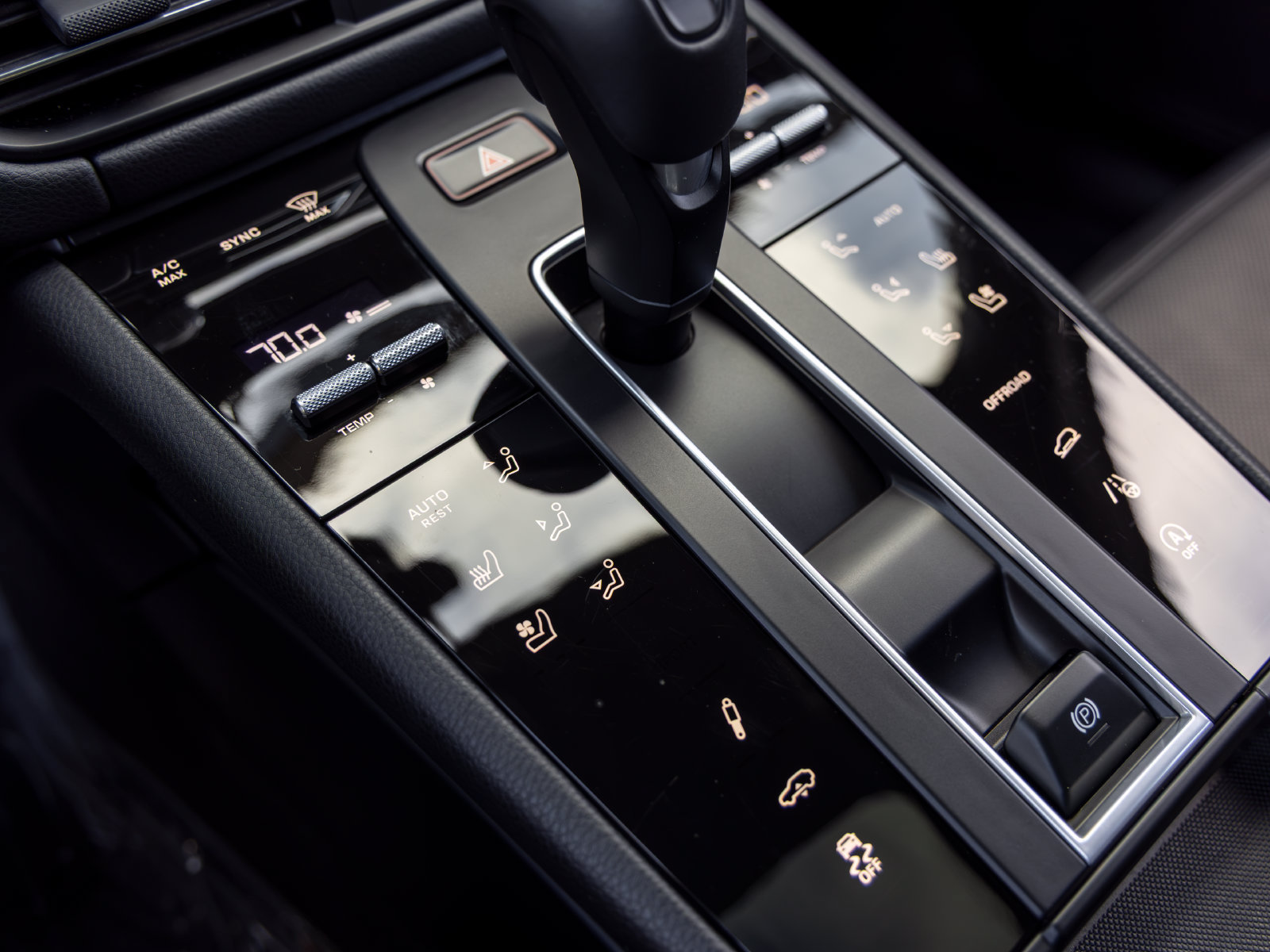 Certified 2025 Porsche Macan Turbo AWD/4WD image 45