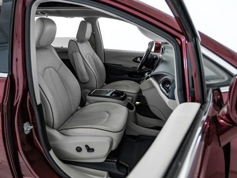 Used 2020 Chrysler Pacifica Limited image 28