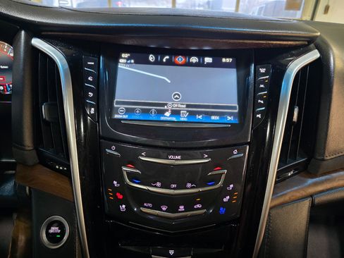 Used 2019 Cadillac Escalade Premium Luxury image 40