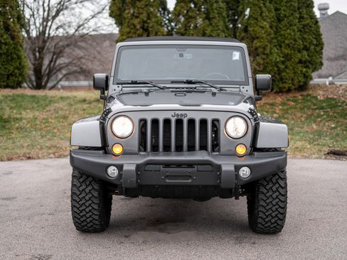 Used 2016 Jeep Wrangler Unlimited Sahara image 2