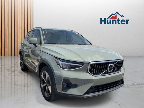 Used 2023 Volvo XC40 B5 Plus w/ Driver Assist Package AWD/4WD image 1
