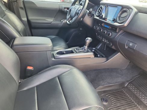 Used 2018 Toyota Tacoma TRD Sport AWD/4WD image 19