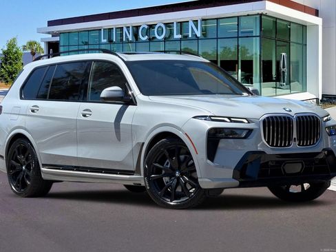 Used 2024 BMW X7 xDrive40i w/ M Sport Package AWD/4WD image 2
