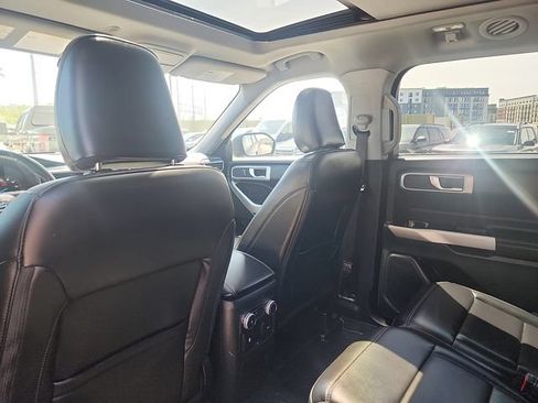 Used 2022 Ford Explorer XLT w/ Equipment Group 202A AWD/4WD image 26