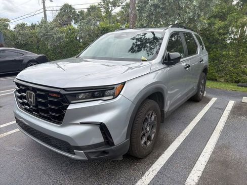 Used 2024 Honda Pilot TrailSport image 2
