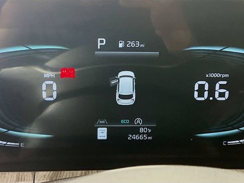 Used 2024 Kia Telluride EX w/ EX Captain's Chair Package image 12