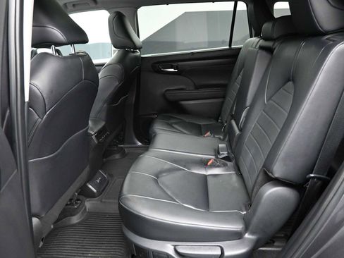 Used 2024 Toyota Highlander XLE image 11