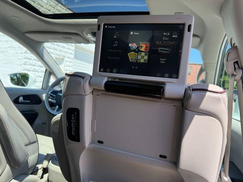 Used 2017 Chrysler Pacifica Limited FWD image 18