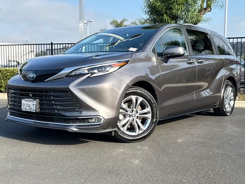 Used 2023 Toyota Sienna Platinum FWD image 2