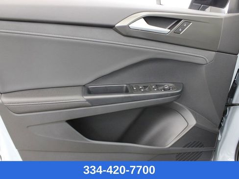 New 2026 Volkswagen Taos SE image 15