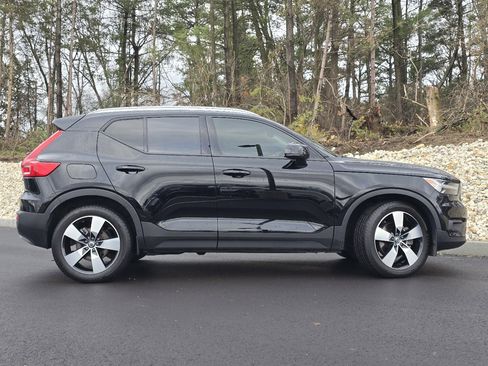 Used 2021 Volvo XC40 T5 Momentum w/ Premium Package image 7