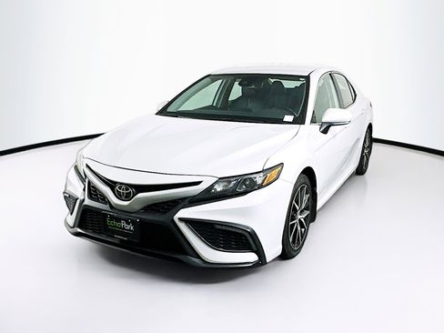 Used 2023 Toyota Camry SE image 3