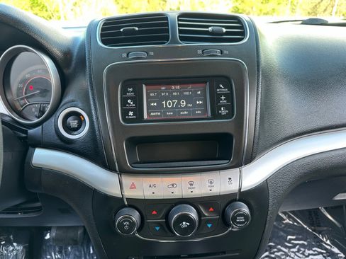 Used 2019 Dodge Journey SE image 23