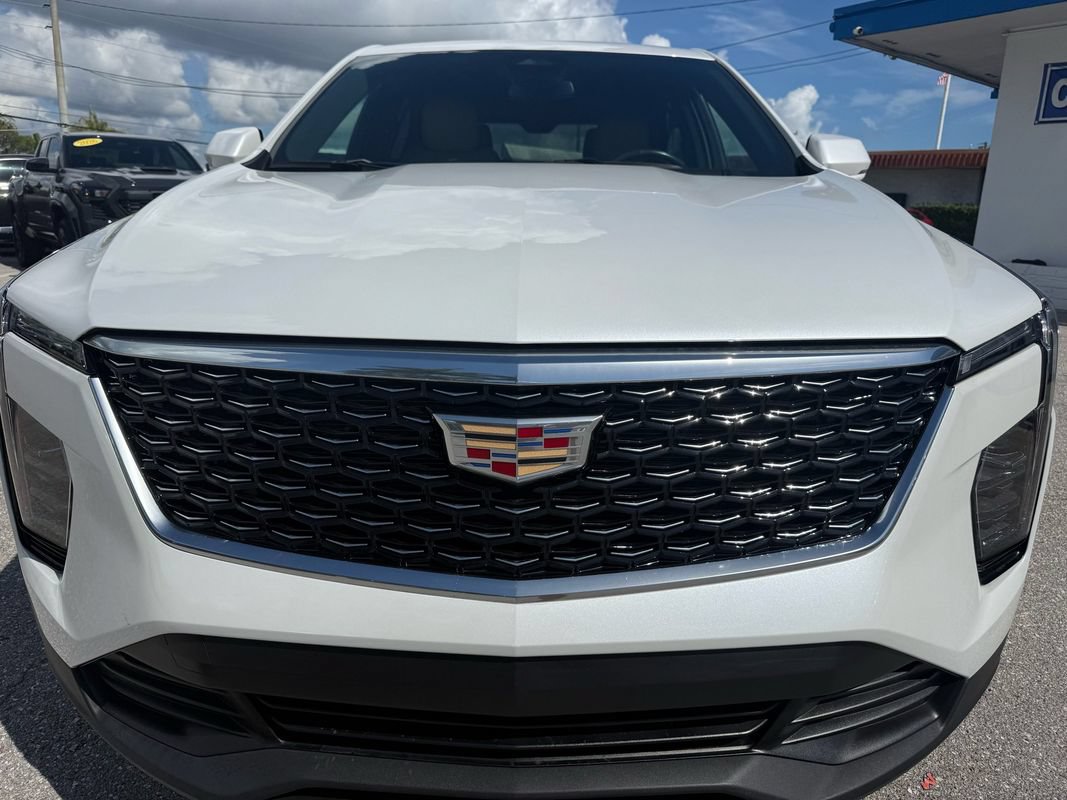 Used 2024 Cadillac XT4 Luxury FWD image 3