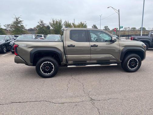 Used 2025 Toyota Tacoma TRD Off-Road AWD/4WD image 9