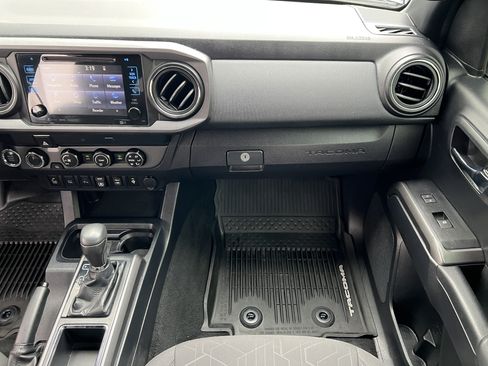 Used 2019 Toyota Tacoma TRD Off-Road w/ Technology Package AWD/4WD image 36