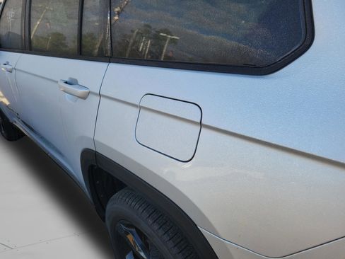 Used 2023 Jeep Grand Cherokee L Limited w/ Black Appearance Package image 15