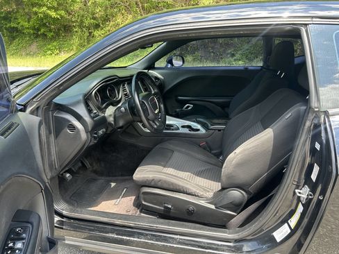 Used 2016 Dodge Challenger SXT RWD image 16