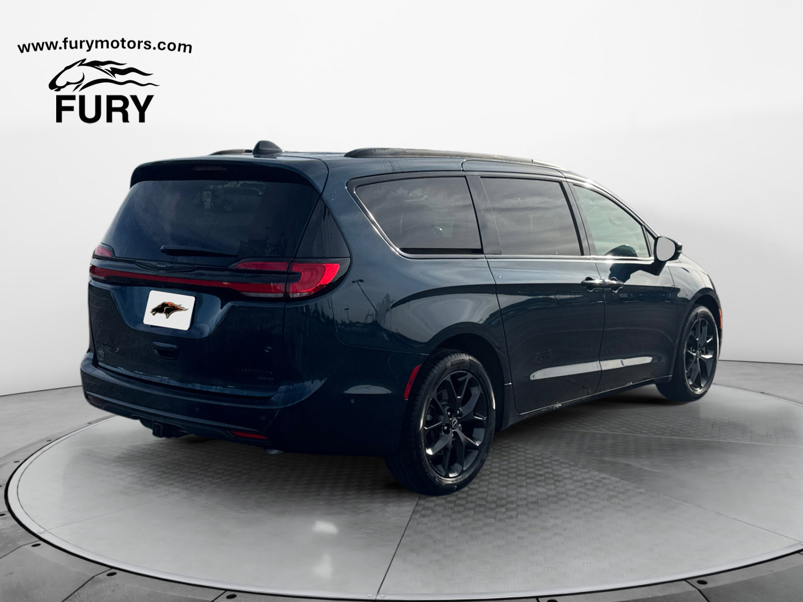 Used 2025 Chrysler Pacifica Limited w/ Trailer Tow Group AWD/4WD image 4