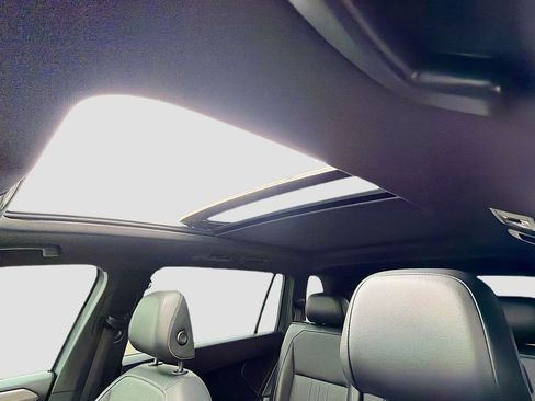 Used 2022 Volkswagen Tiguan SE R-Line image 27