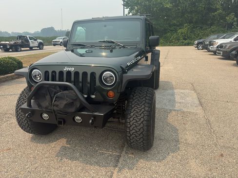 Used 2011 Jeep Wrangler Unlimited Rubicon w/ Connectivity Group AWD/4WD image 2