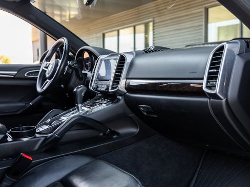 Certified 2018 Porsche Cayenne image 43