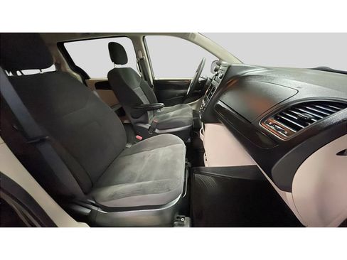 Used 2017 Dodge Grand Caravan SE FWD image 18